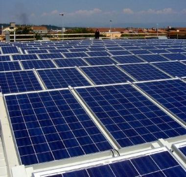Un tetto con sopra installati dei pannelli solari 