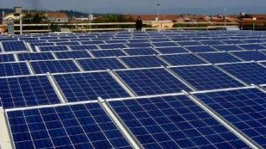 Un tetto con sopra installati dei pannelli solari