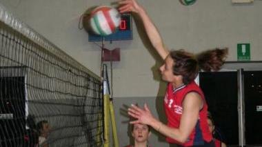 Un’azione di gioco di pallavolo femminile, in questo finale di stagione sportiva 2009/10