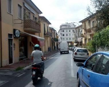 Dall'antiquariato alla gastronomia Quaranta bancarelle in via Cenami