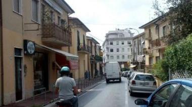 Dall'antiquariato alla gastronomia Quaranta bancarelle in via Cenami