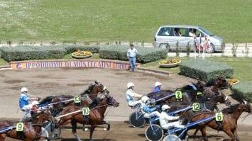 Un arrivo all’ippodromo Sesana