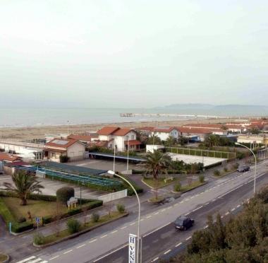 Panoramica del lungomare di Marina: per gli alberghi bisogna ancora attendere  