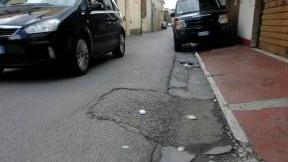 L’asfalto dissestato in via degli Orti