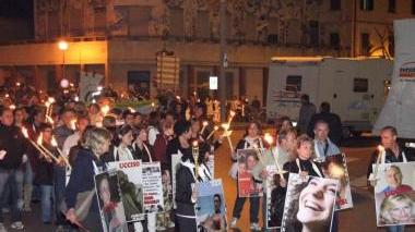 I familiari delle vittime della strage manifestano in città