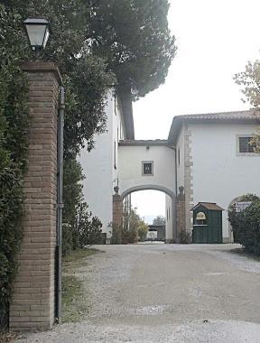 Lingresso del complesso turistico Fattoria Medicea  
