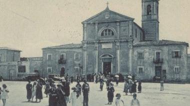 La piazza in una cartolina degli inizi del Novecento