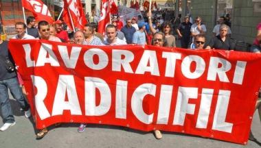 Sopra manifestazione dei lavoratori della Radicifil nelle strade del centro sotto il sindaco Renzo Berti     