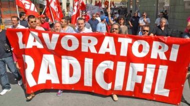Sopra manifestazione dei lavoratori della Radicifil nelle strade del centro sotto il sindaco Renzo Berti