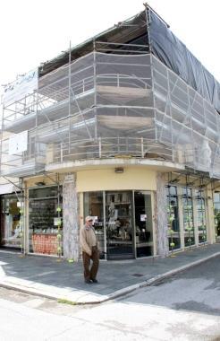 Foto grande le vetrine di Sofi; dallalto, lavori di restauro e recupero in Passeggiata 