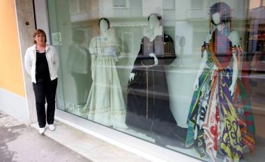  La grande vetrina di Vogue ha tre manichini: due splendidi in costume storico, l'altra con ...