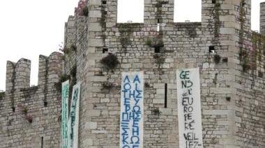 Striscioni sul Castello, blitz dei comunisti