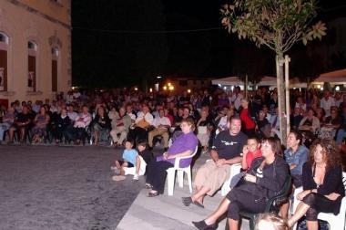 Sopra uno scatto delle passata edizione della Festa del vino a Marittimo