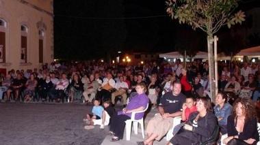 Sopra uno scatto delle passata edizione della Festa del vino a Marittimo
