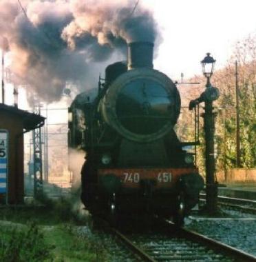 Un vecchio treno a vapore   