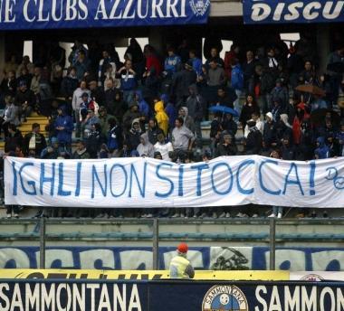 Lo striscione che la Maratona ha esposto per il capitano azzurro 