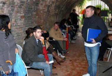 <b>SEDUTI.</b> Aspiranti attori e comparse seduti in attesa di essere chiamati     