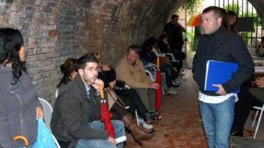 <b>SEDUTI.</b> Aspiranti attori e comparse seduti in attesa di essere chiamati