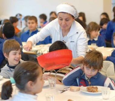 <b>A MENSA.</b> Bambini seduti durante il pranzo scolastico sempre pi&ugrave; caro        