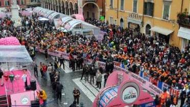 La partenza dei corridori per la tappa Carrara Montalcino