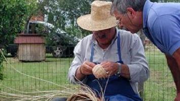 Un artigiano mentre realizza una cesta con le erbe del Padule di Fucecchio