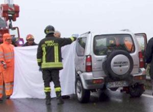 Auto vola fuori strada: un morto