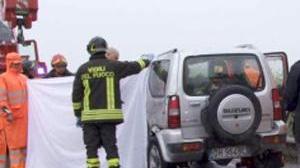 Auto vola fuori strada: un morto