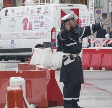 Agenti della polizia municipale in servizio per il Giro 