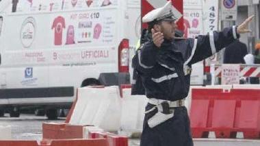 Agenti della polizia municipale in servizio per il Giro