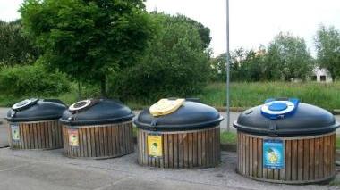 Le isole ecologiche di San Niccolò e a destra Benesperi