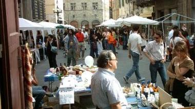 Una domenica ecologica in città con i banchini in via Roma