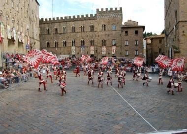 Unesibizione del gruppo sbandieratori di Volterra  