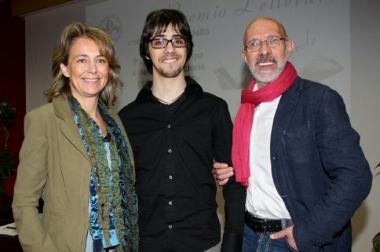 Mattia Cavicchi tra lassessore Beltrame e il professore Gianni Conti 