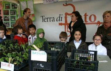 Gli alunni della Bruni vendono i prodotti che coltivano al mercatino 