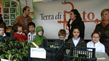 Gli alunni della Bruni vendono i prodotti che coltivano al mercatino