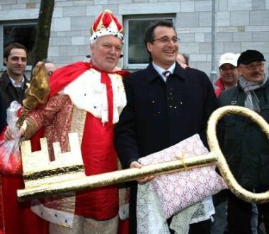 Lunardini (a destra) con Re Carnevale 