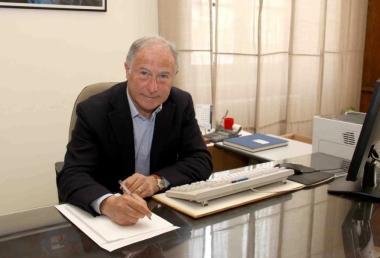 Il sindaco Domenico Lombardi nel suo ufficio 