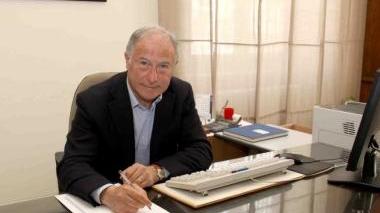 Il sindaco Domenico Lombardi nel suo ufficio