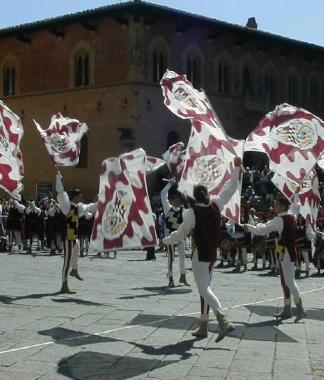 <b>OCCHI AL CIELO.</b> I giochi di bandiera in piazza Matteotti  