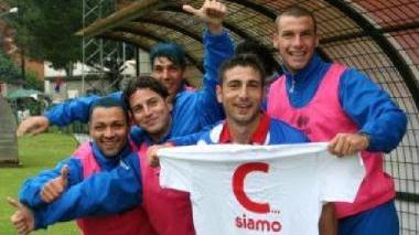 <b>MAGLIETTA</b>. Anche in panchina viene festeggiata la promozione in.... C2