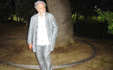 Remo Salvadori con linstallazione da lui realizzata nella fattoria Montellori 