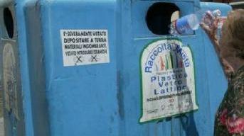 La campana per la raccolta di vetro e plastica e cassonetti stracolmi di rifiuti nel cascinese