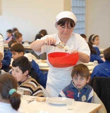 Bambini alla mensa e sopra, allo scuolabus 
