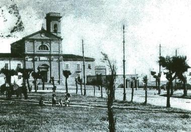 <b>COME ERA</b> Due belle foto depoca di piazza San Jacopo A sinistra la piazza con davanti il percorso che seguivano i fedeli in uscita dalla chiesa mentre qui a fianco &egrave; ritratto un momento di giochi tra genitori e figli. Sulla destra compaiono nello spazio davanti alla chiesa le prime auto in sosta sulla piazza    