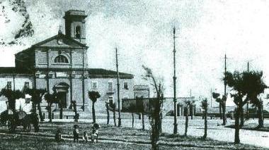 <b>COME ERA</b> Due belle foto d’epoca di piazza San Jacopo A sinistra la piazza con davanti il percorso che seguivano i fedeli in uscita dalla chiesa mentre qui a fianco è ritratto un momento di giochi tra genitori e figli. Sulla destra compaiono nello spazio davanti alla chiesa le prime auto in sosta sulla piazza