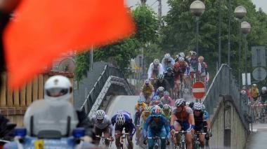 Corridori troppo veloci il Giro beffa tutti e passa mezz'ora prima