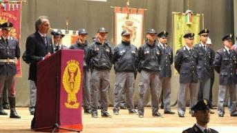 L’intervento del questore Nicola Zito alla festa della polizia. In basso: il prefetto Mannino, il sindaco Cosimi e il questore Zito