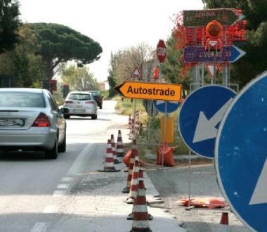 Lo svincolo chiuso. A destra la zona delle Badie