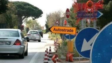 Lo svincolo chiuso. A destra la zona delle Badie