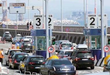 Le barriere antiterrorismo sul porto di Piombino 